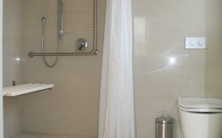 Paraplegic Ensuite – Riesling Room
